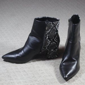 Nine West Size 8M Black and White Snakeskin Printed 2.5" Block Heels